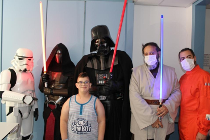 Imatge de la visita dels personatges d'Star Wars a l'Hospital Joan XXIII.