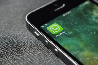 Whatsapp, propiedad de Facebook, intenta limitar la posibilidad de propagar noticias falsas.