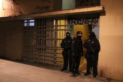 Mossos d'Esquadra custodiant un dels domicilis que s'estan registrant en el marc d'un operatiu antiterrorista el 15 de gener del 2019.