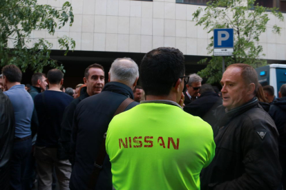 Imatge d'arxiu d'un grup de treballadors de Nissan concentrats davant la seu del Departament de Treball.