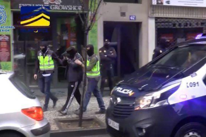 Moment en què la Policia Nacional detè al neonazi de Tarragona