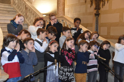 Els nens i nenes de l'escola de música cantant les nadales