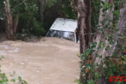 El vehicle ha quedat enfonsat al pas de barca del riu Ebre a Benifallet.