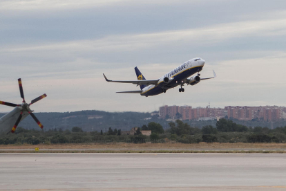 Una imagen de archivo de un avión de Ryanair elevándose desde el Aeropuerto de Reus.