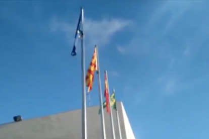 Imatge de la bandera espanyola quieta mentre la resta onegen.