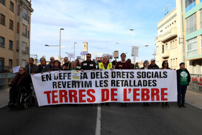 La capçalera de la manifestació en defensa dels drets socials i per revertir les retallades a Tortosa.