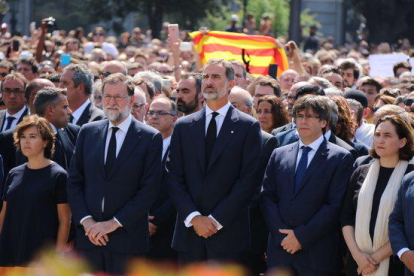 Soraya Sáenz de Santamaría, Mariano Rajoy, el rei Felip VI, Carles Puigdemont i Ada Colau en el minut de silenci de condemna per l'atemptat, a plaça de Catalunya.