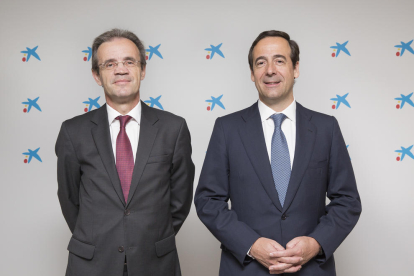 Jordi Gual, presidente de CaixaBank, y Gonzálo Cortázar, consejero delegado de CaixaBank.