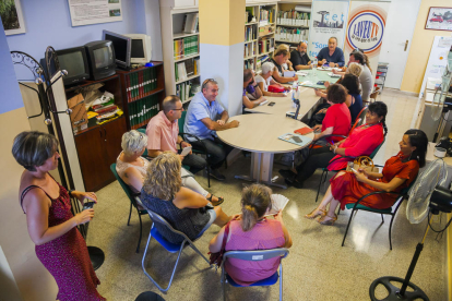 Una treintena de representantes de entidades se reunieron ayer en la sede de Fundació Mediterrània.