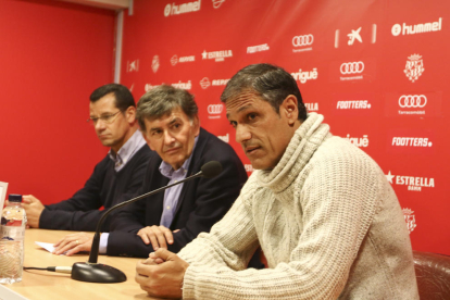 Sergi Parés, Josep Maria Andreu y Toni Seligrat en la sala de prensa del Nou Estadi.