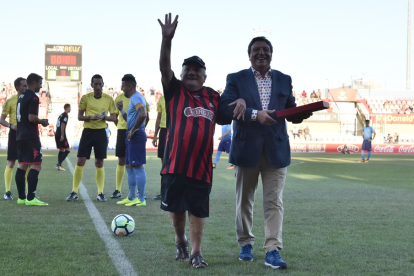 Imatge de Pep Mari amb el president del club, Xavier Llastarri, en l'homenatge que se li va fer l'estiu del 2017