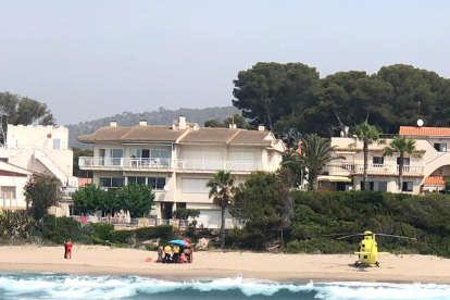 Imagen del rescate de un bañista en la playa Costa Dauada de Roda de Barà.