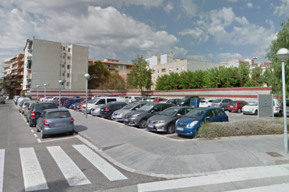 Imatge de diversos vehicles estacionats al carrer Joan Maragall.