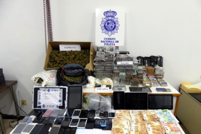 La droga, el dinero y otros efectos intervenidos a un clan de narcotraficantes establecido en Reus y Riudoms.