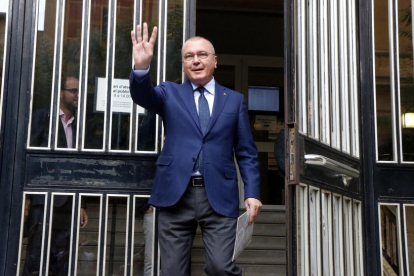El alcalde de Reus, Carles Pellicer, alzando la mano a la salida de la Audiencia de Tarragona, después de comparecer en la fiscalía.