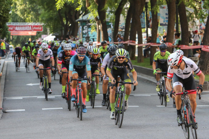Imatge de la competició ciclista celebrada a la Rambla Nova de Tarragona.