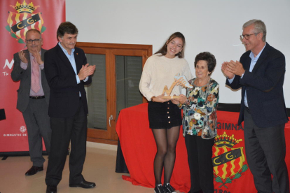 La atleta Laura Centella ha recibido el Premio Pere Valls Recasens.