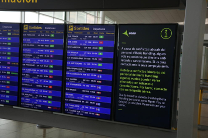 Uno de los paneles informativos del aeropuerto del Prat, informando de la huelga del personal del suelo de Iberia.