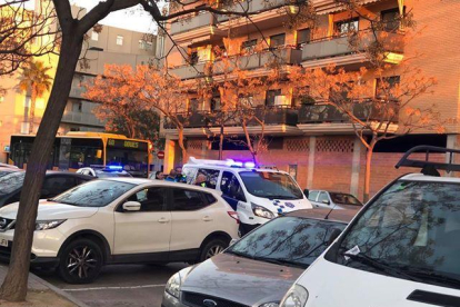 L'accident s'ha produït a l'alçada del número vuit al carrer Maria Aurèlia Capmany.