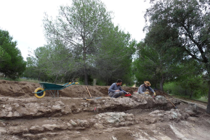 Els arqueòlegs treballant sobre les restes.