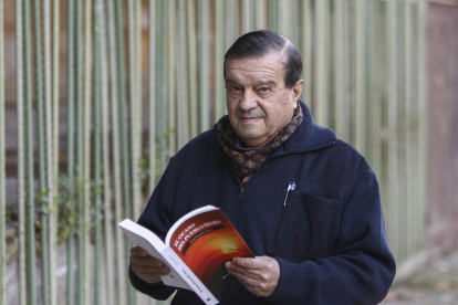 Josep Bargalló fullejant el seu llibre, aquest dimarts a Tarragona.