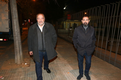 Joan Oliver, juntament amb un dels seus advocats, sortint d'una reunió de l'Estadi Municipal de Reus.