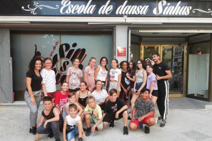 Imagen de los miembros del Academia Sinhus Danza que competirán en Roma.