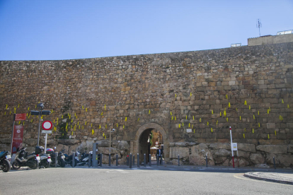 Imatge de llaços grocs col·locats a la Muralla la tarda d'ahir dimarts, 16 d'octubre.
