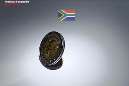 La moneda de cinco rands sudafricanos se confunde con la de dos euros.