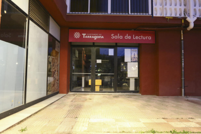 Local del punto de lectura municipal de Sant Pere i Sant Pau, cerrado desde hace casi un mes por baja de la encargada.