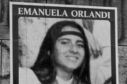 Cartel con la imagen de la joven desaparecida hace 36 años.