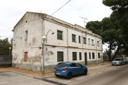 El edificio del lado de la estación de Vila-seca, en la calle de Galceran de Pinós.