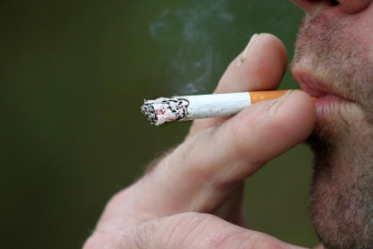 Una persona fumant una cigarreta.