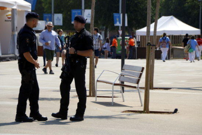 Dos agents dels Mossos d'Esquadra, un d'ells amb arma llarga, a l'interior de l'Anella Mediterrània de Tarragona.