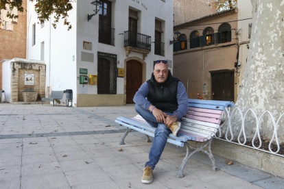 David Tello en el banco pintado con los colores de la bandera transexual en la Riera de Gaià, donde vive.