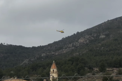 Imatge de l'helicòpter dels Bombers sobrevolant la zona en el marc del dispositiu de recerca de l'home de 88 anys desaparegut.