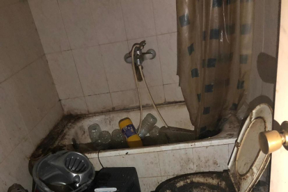 El lavabo de un narcopiso precintado en Valls, en un estado deplorable de salubridad.