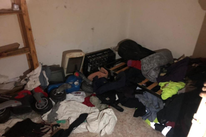 L'interior d'un narcopis precintat a Valls, en motl males condicions de salubritat.