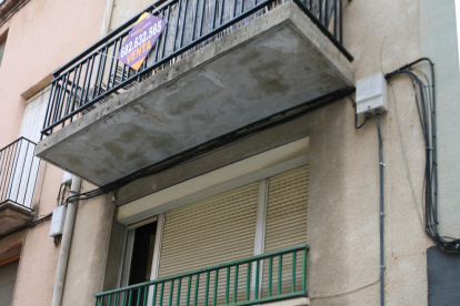 Un immoble amb l'accés tapiat al carrer Colón de Valls, a la zona centre, en detectar que s'havia convertit en un narcopis.