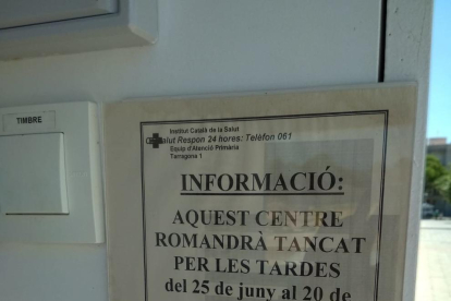 En la puerta, un cartel informa del horario del CAP durante el verano.