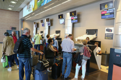 Imagen de algunos de los viajeros, esperando para facturar el equipaje.