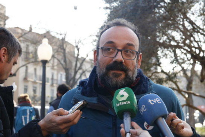 El abogado Benet Salellas atendiendo los medios el 16 de enero del 2019 en Gerona.
