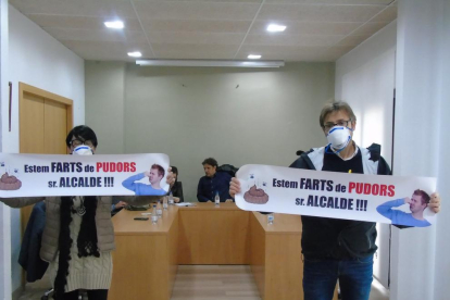 Carles Prats, a la izquierda, en una acción de protesta denunciando los malos olores.