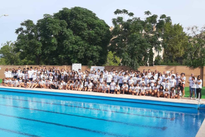 Imatge de grup de participants als relleus de les 24 hores de natació.