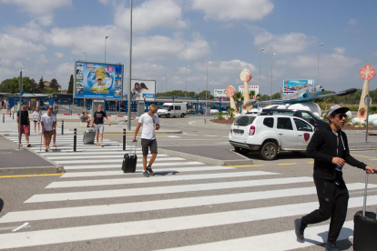 Una imagen de archivo de turistas entrando en el Aeropuerto de Reus.