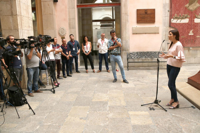 La líder de Cs en Cataluña, Lorena Roldán, atendiendo los medios de comunicación en Tarragona durante Santa Tecla