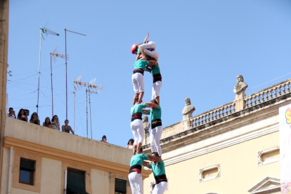 Imagen del 2d9 con forro y esposas|manillas de los Castellers de Vilafranca a la festividad de Santa Tecla, el 15 de septiembre del 2019