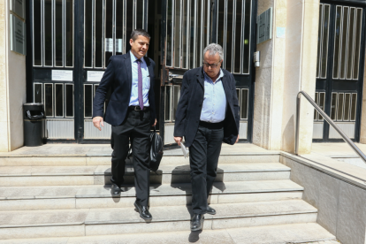 L'exconseller del Tecnoparc Jordi Bergadà surt de l'Audiència amb el seu advocat, Josep Pons, ahir.