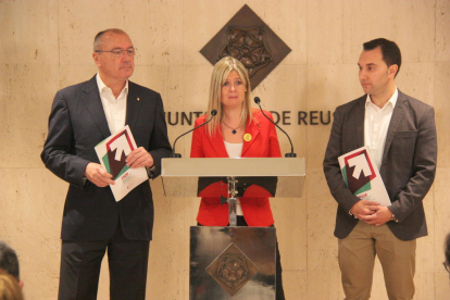 La vicealcaldessa de Reus, Noemí Llauradó, acompanyada de l'alcalde Carles Pellicer i el regidor de Recursos Humans, Daniel Rubio, durant la presentació del PAM.