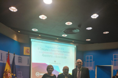 El conseller de Educación de Tarragona, Francesc Roca, recibiendo el premio.